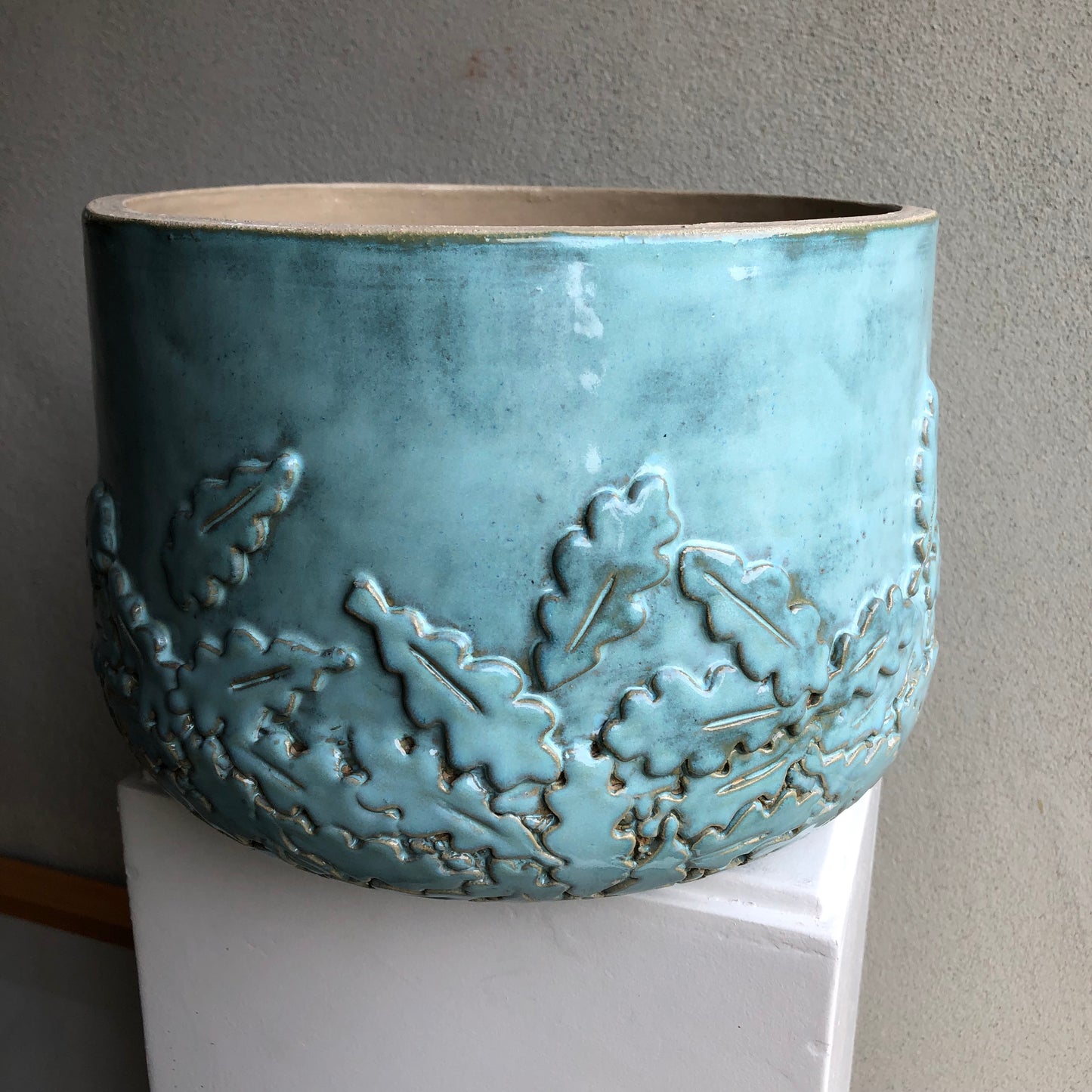 Bloempot met eikenblaadjes